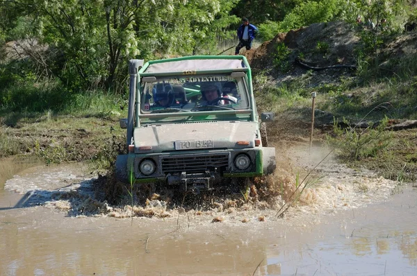 Suzuki sj jeep w konkurencji rajd offroad — Zdjęcie stockowe