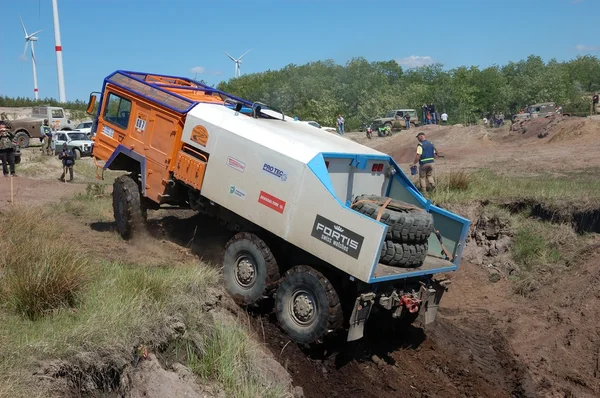 Rallye-Truck für Männer bei Offroad-Wettbewerb — Stockfoto