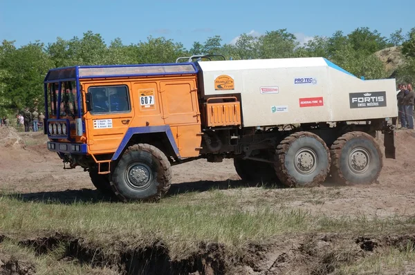 Раллийный грузовик MAN на внедорожных соревнованиях — стоковое фото