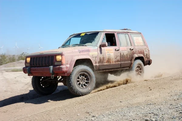 Jeep grand cherokee w offroad rajd konkurencji — Zdjęcie stockowe