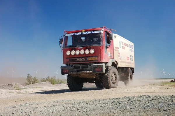 Раллийный грузовик IVECO на внедорожных соревнованиях — стоковое фото