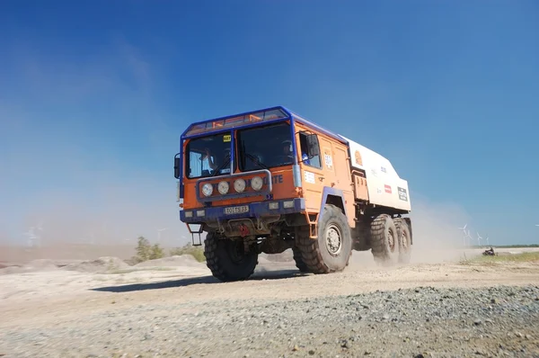 Раллийный грузовик MAN на внедорожных соревнованиях — стоковое фото