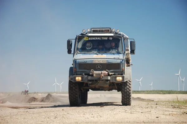 오프 대회에서 메르세데스 벤츠 Unimog 랠리 트럭 — 스톡 사진