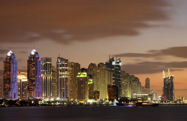Dubai Marina skyline la nuit. Dubaï — Photo