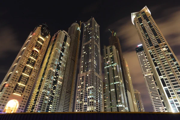 Wolkenkratzer in Dubai Marina bei Nacht — Stockfoto
