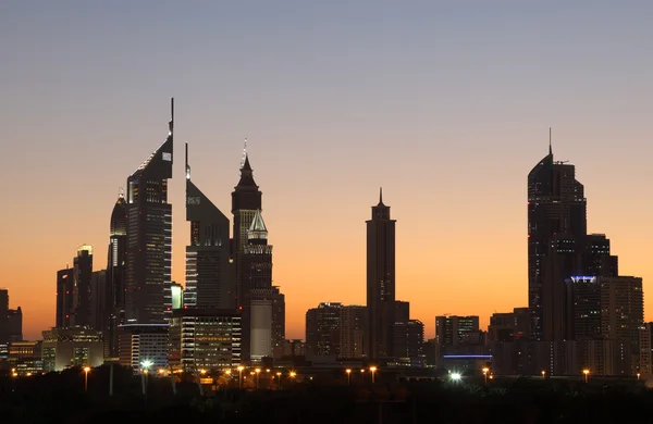 Rascacielos en Dubai Sheikh Zayed Road por la noche —  Fotos de Stock