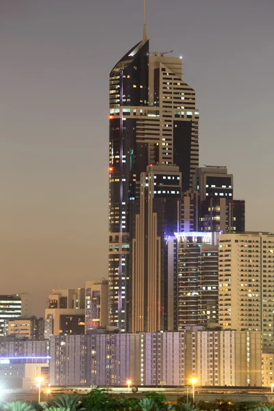 Wolkenkrabber in dubai sheikh zayed-weg in de nacht — Stockfoto