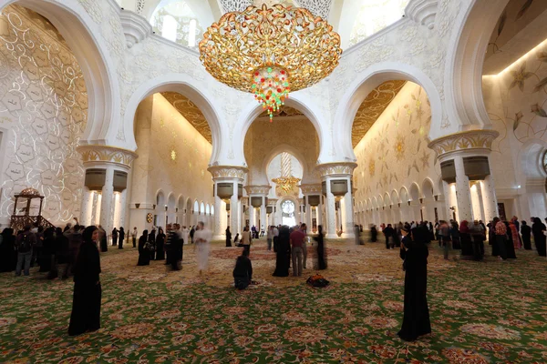 Návštěvníci uvnitř mešita šejka Zayeda v Abú Dhabí — Stock fotografie