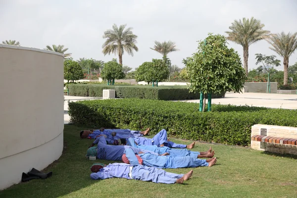 Labours having a break in Abu Dhabi — Stock Photo, Image