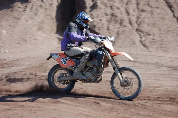 Enduro jezdec na motokrosové soutěže — Stock fotografie