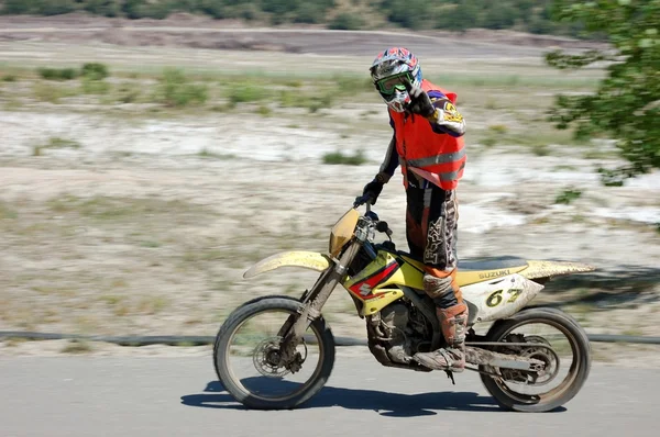 Enduro αναβάτη στο motocross ανταγωνισμού — Φωτογραφία Αρχείου