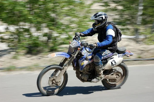 Piloto de enduro en competición de motocross — Foto de Stock