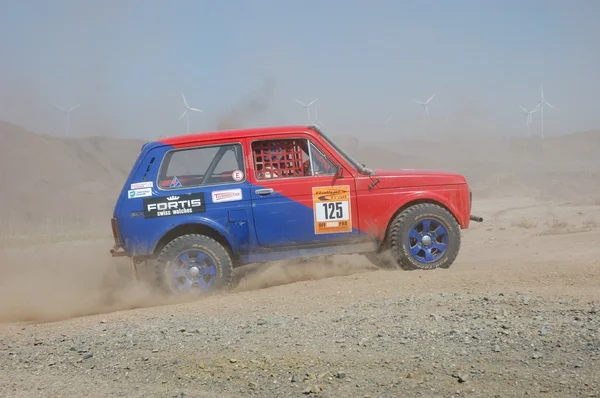 Lada niva beim Offroad-Rallye-Wettbewerb — Stockfoto