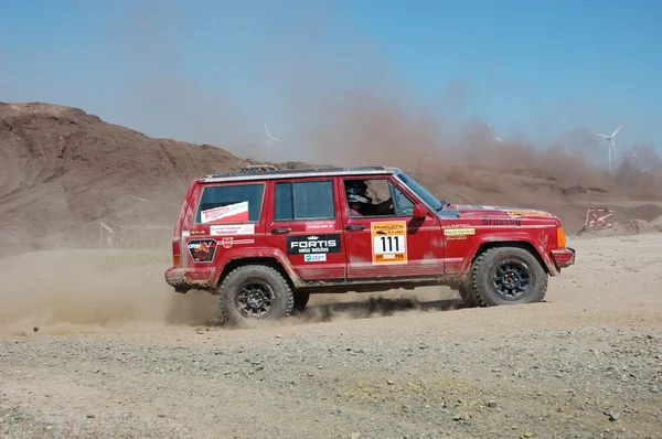 Jeep Grand Cherokee на конкурсі позашляховий ралі — стокове фото