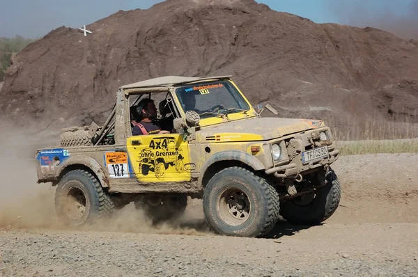 Suzuki sj jeep beim Offroad-Rallye-Wettbewerb — Stockfoto