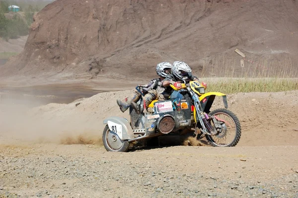 Rally motocykl s postranním vozíkem na offroad soutěži — Stock fotografie