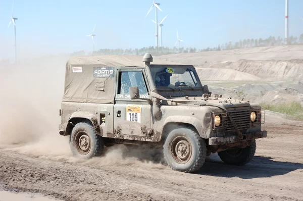 Land Rover на конкурсі позашляховий ралі — стокове фото
