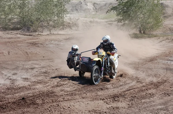 Rally motocykl s postranním vozíkem na offroad soutěži — Stock fotografie