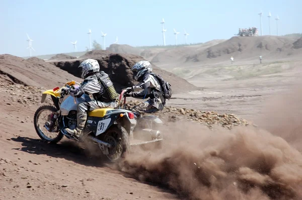 Rally motorcykel med sidovagn på offroad konkurrens — Stockfoto