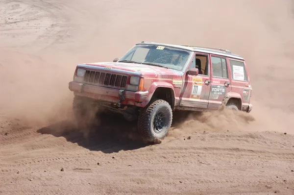 Jeep Grand Cherokee na competição offroad rally — Fotografia de Stock