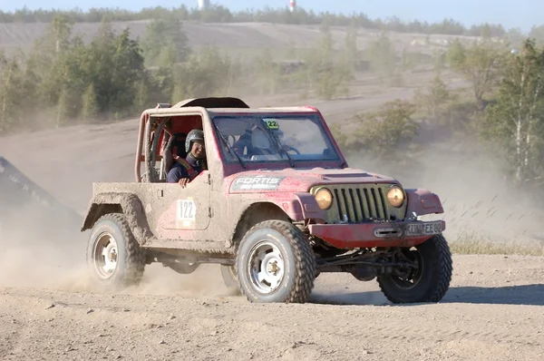 Jeep Wrangler na competição offroad rally — Fotografia de Stock