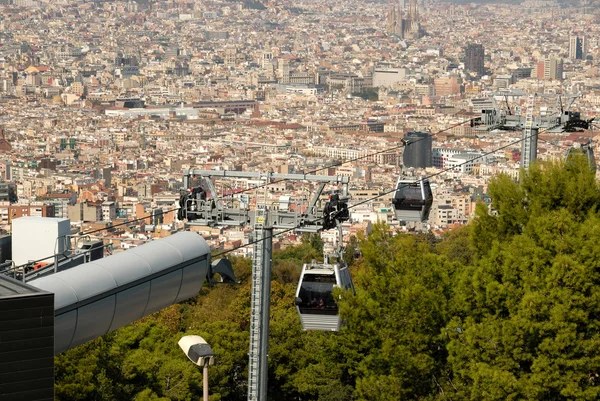 Staden panorama & teleferic de montjuic sett från Montjuïc slottet, barcelona. — Stockfoto
