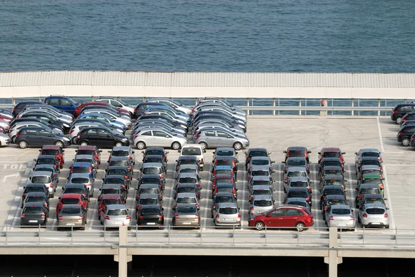 Nya bilar parkerade på port — Stockfoto