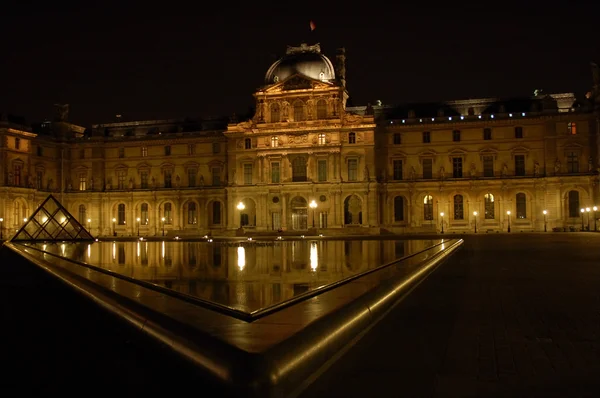 Лувр ночью, Париж Франция — стоковое фото
