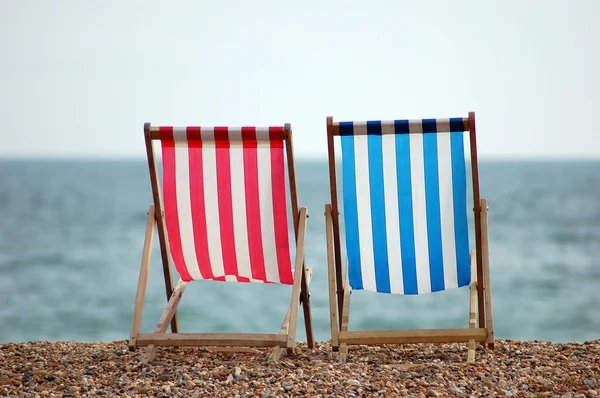 Δύο ξαπλώστρες στην παραλία στο Μπράιτον, Αγγλία — Φωτογραφία Αρχείου