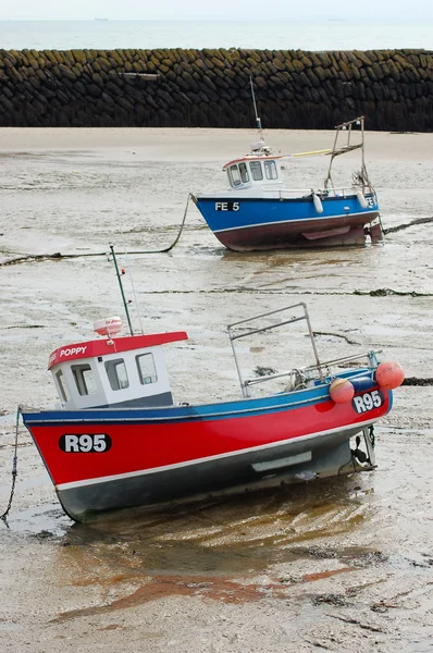 Barcos pesqueros en marea baja en el puerto — Foto de Stock