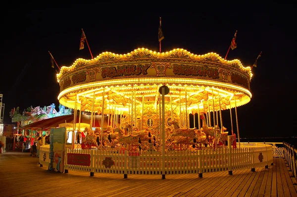 Carrousel illuminé la nuit. Brighton Pier, Angleterre — Photo