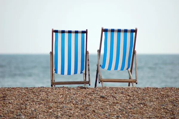 Stoelen op het strand. Brighton, Engeland — Stockfoto