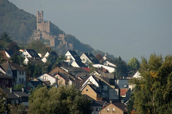 Dorf und eine historische Burg im Hintergrund — Stockfoto