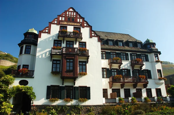 Historiska hus vid floden Rhen i Tyskland — Stockfoto