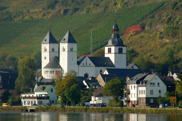 Wieś i biały kościół nad rzeką Ren, Niemcy — Zdjęcie stockowe