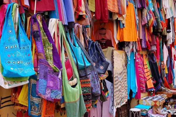 Väskor och kläder på en orientalisk marknad i granada, Spanien — Stockfoto