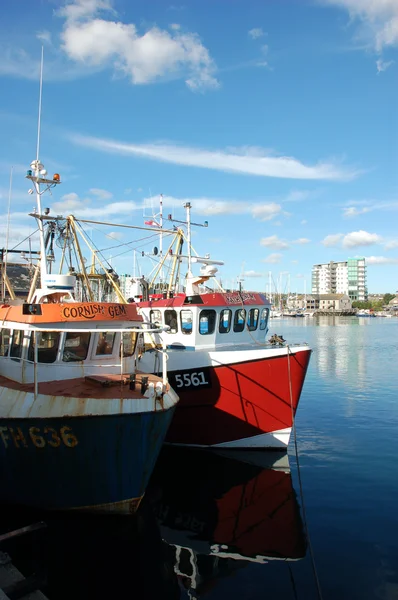 Vissersboten in de haven van plymouth, Engeland — Stockfoto