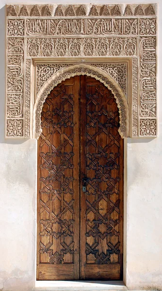 Двері всередині палацу Альгамбра, Гранада, Іспанія — стокове фото