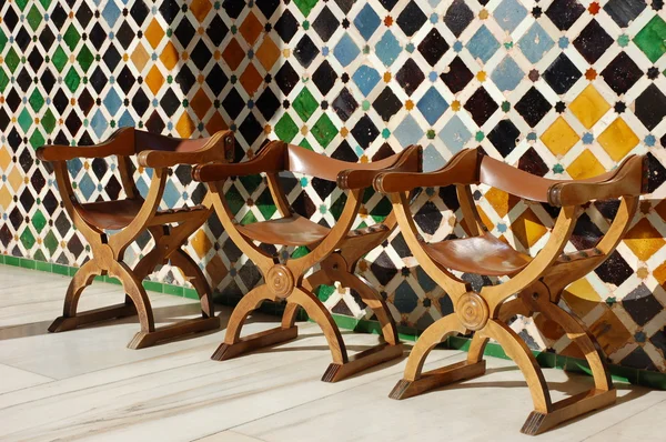 Rad av stolar med färgstarka bakgrund — Stockfoto