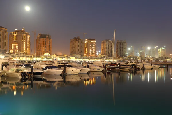Порто Аравия в сумерках. Жемчужина Дохи, Катар — стоковое фото
