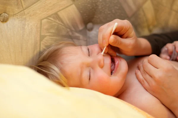 Mama rengöring babyns näsa — Stockfoto