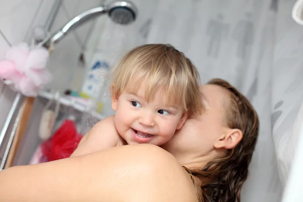 Barnet tar en dusch med mama — Stockfoto