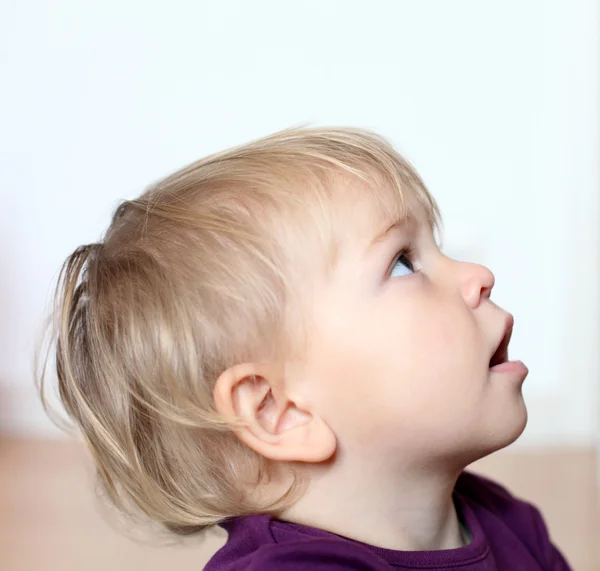 Toddler girl watching tv — Stock Photo, Image