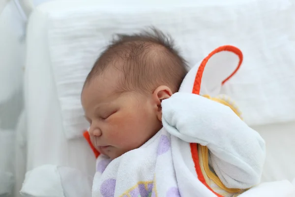 Новорожденный ребенок через несколько минут после рождения — стоковое фото