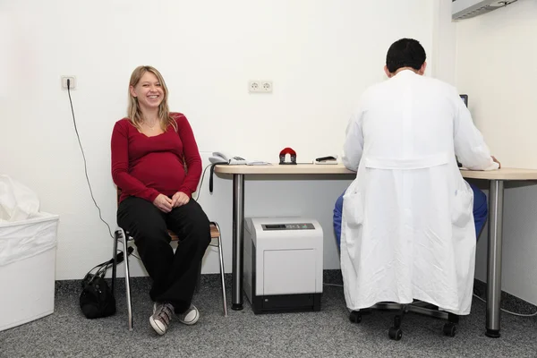 Pregnant woman consulting the gynecologist — Stock Photo, Image