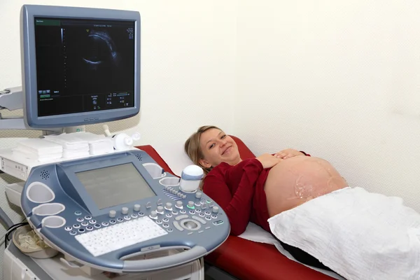 Ευτυχισμένη γυναίκα έγκυος κατά την εξέταση του υπερήχων — Φωτογραφία Αρχείου