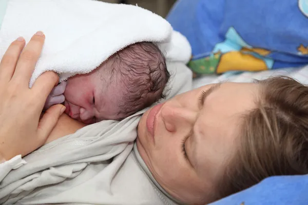 Новорожденный ребенок с матерью через несколько минут после рождения — стоковое фото