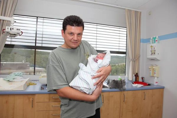 Щасливий батько з новонародженою дитиною — стокове фото