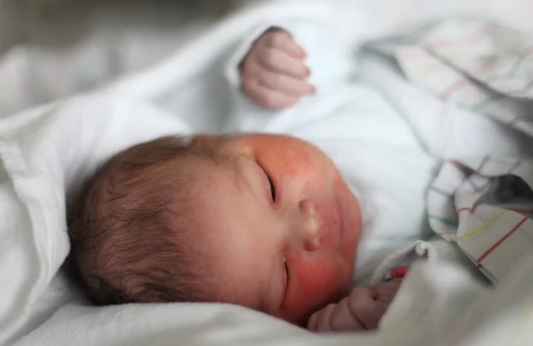 Новорожденный ребенок через несколько минут после рождения — стоковое фото