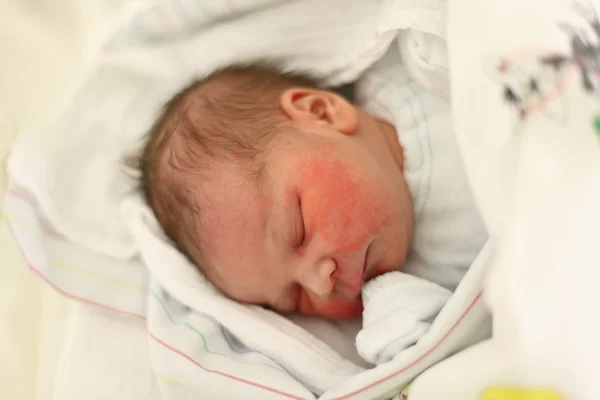 Yeni doğan bebeğin doğumdan sonra dakika — Stok fotoğraf